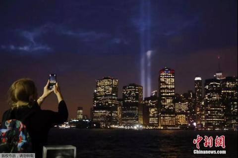  美国纽约的“纪念之光”照亮了曼哈顿天空。（资料图）
