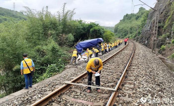 巡守员闻汛而动 力保川黔铁路不失