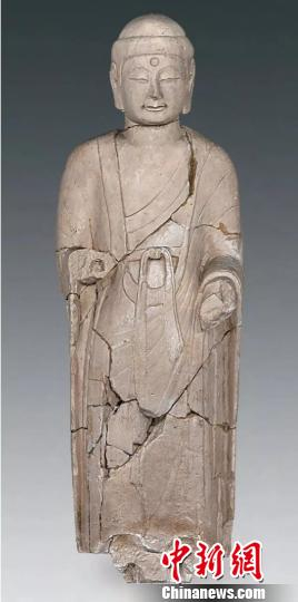 山西忻州忻府佛教造像窖藏坑出土立佛。　考古所提供