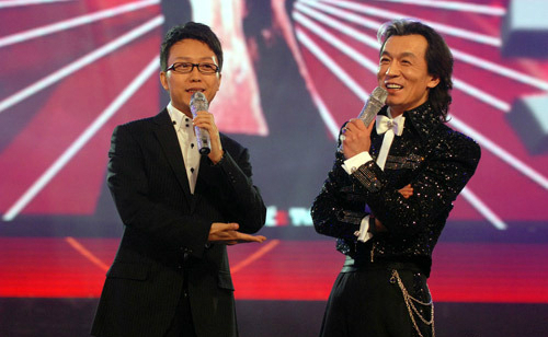  李玉刚提供与李咏合影。