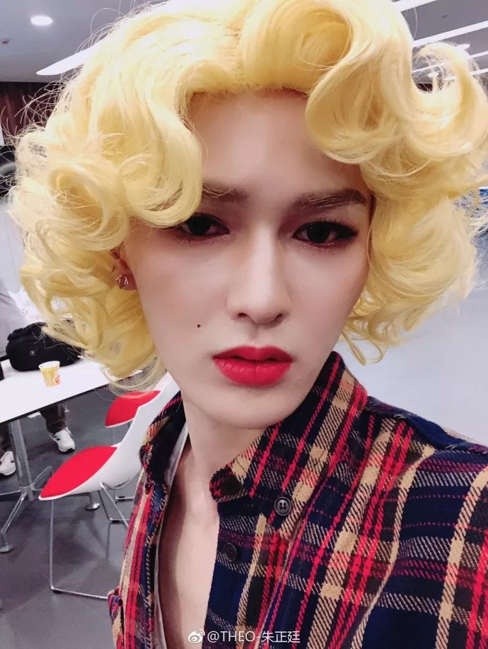 如果抹口红就是娘,那朱正廷的腹肌又代表什么?