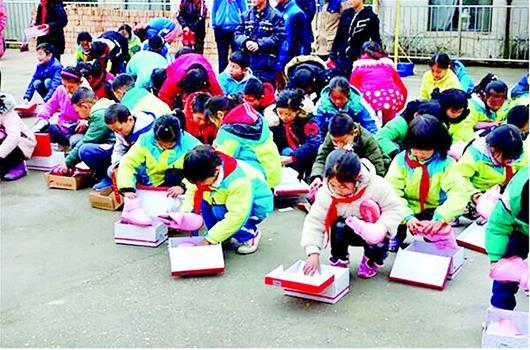  ▲图为学生们领取新棉鞋。图片来自楚天都市报
