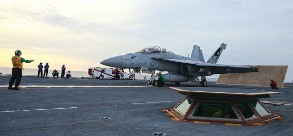 资料图片：F-18F战机准备从“福特”号航母上利用电磁弹射器起飞。（图片来源于网络）