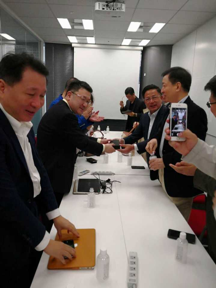 　　中国公共外交协会副会长胡正跃在座谈会结束时，向吉川圭三赠送了由中国互联网科技公司搜狗公司研发的“搜狗旅行翻译宝”作为礼物。