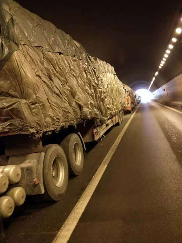  大货车行驶在隧道中。&nbsp; &nbsp;受访者王先生提供