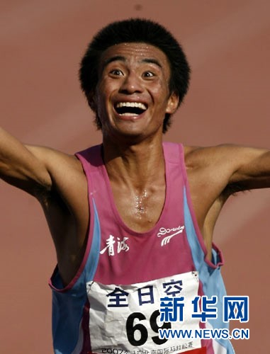 任龙云在2007年北京国际马拉松赛中。 新华社记者郭勇摄