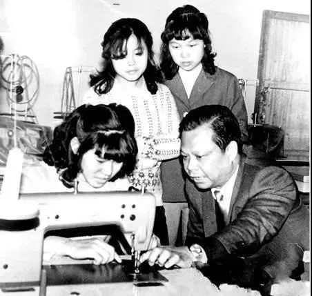  创业时期的曾宪梓细心教员工制作领带。图/大公报