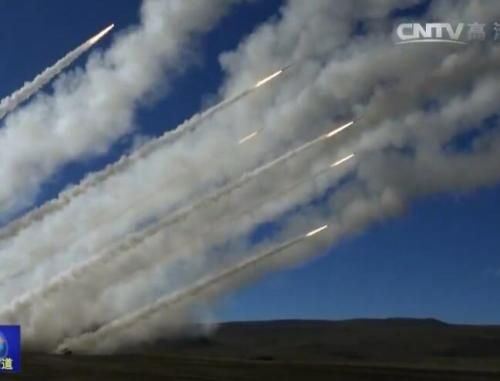 解放军远程火箭炮部队齐射