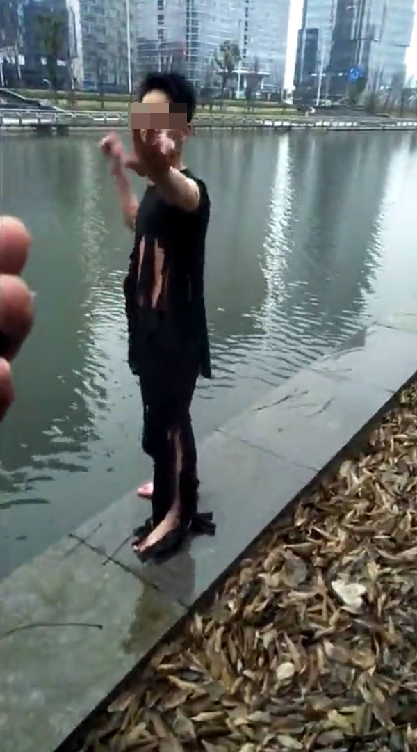 2月9日，郝小勇跳河前，对着手机镜头挥舞。 &nbsp;本文图片均为澎湃新闻记者 明鹊 图（除署名外）