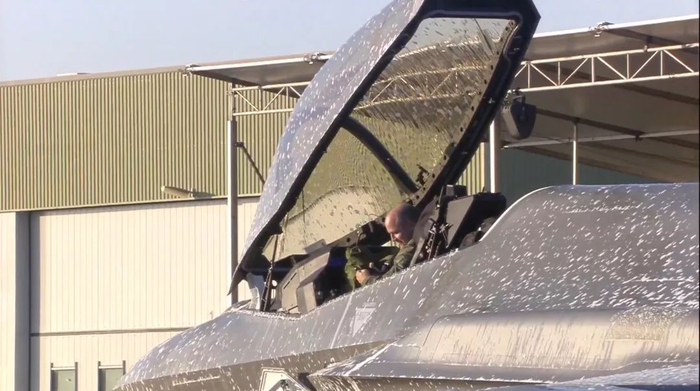 F-35：这是给我补过生日吗？糊一脸蛋糕