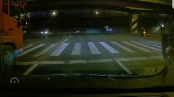 行车记录仪拍下的桥下车辆被压瞬间。 受访者供图
