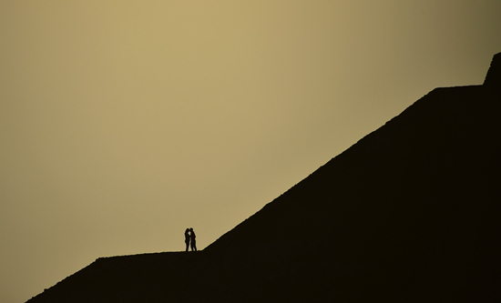 当地时间3月21日，墨西哥特奥蒂瓦坎，一对恋人登上太阳金字塔，迎接春分到来。视觉中国供图