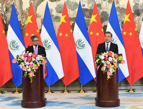 　　▲8月21日上午，国务委员兼外交部长王毅在北京同萨尔瓦多外长卡斯塔内达签署两国关于建立外交关系的联合公报。（外交部官网）