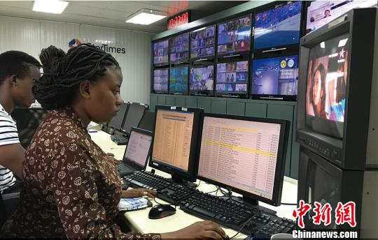 图为坦桑尼亚的播控中心，本地员工正在工作。四达时代供图