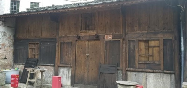 云山屯一处名为“金家小院”的建筑“做旧”前后对比图 本文图均为 受访者供图