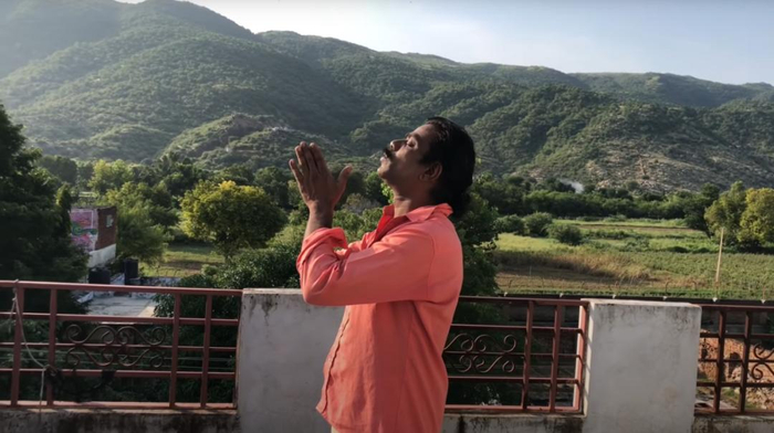  ▲在家中的天台上做瑜伽的 Baba Sen