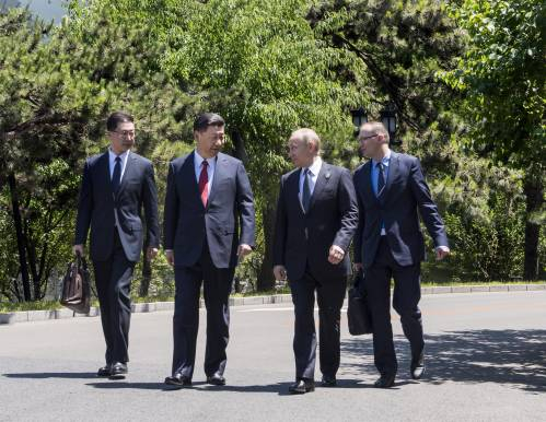 　　2017年5月14日，国家主席习近平在北京钓鱼台国宾馆会见来华出席“一带一路”国际合作高峰论坛的俄罗斯总统普京。会见后，习近平同普京在钓鱼台国宾馆散步。（新华社）