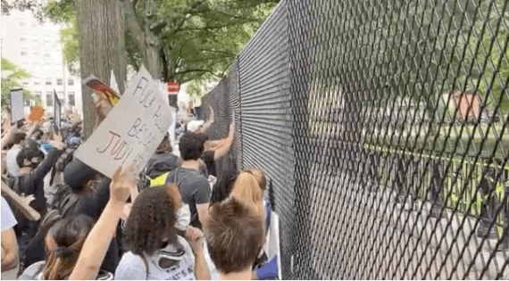 当地时间6月1日晚，白宫北门外拉法耶广场周围竖起近2.5米高的铁网围墙。 新华社 图