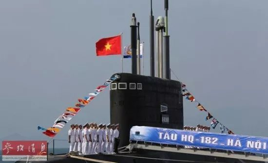  ▲资料图片：2014年1月15日，在越南庆和省金兰军港，越南军方举行“河内”号潜艇交接仪式。（新华社/越通社）
