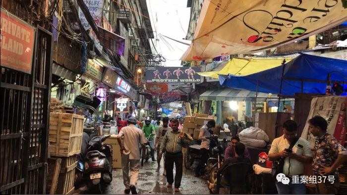 　　▲7月16日，繁忙的印度新德里药品批发市场。新京报记者 游天燚 摄