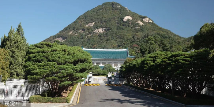 资料图片:美军b-1b轰炸机在美军驻韩国乌山空军基地着陆