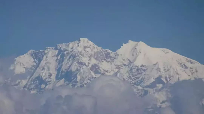 喜马拉雅山成为连接中尼两国的牢固纽带。尼方积极参与“一带一路”建设，双方正在建设和升级包括公路、口岸、机场、电站等在内的基础设施，一个跨越喜马拉雅的联通网络初现雏形，不仅便利两国，也将造福地区。新华社记者赖向东摄