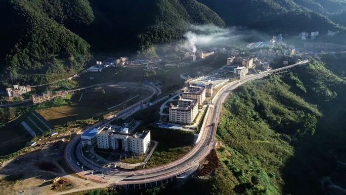 绿春县高级中学航拍图&nbsp; 本文图均为&nbsp;南风窗微信公众号 图