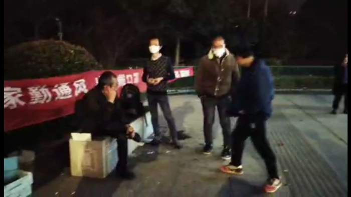  二十多名滞留者在协和医院附近的地铁口风餐露宿