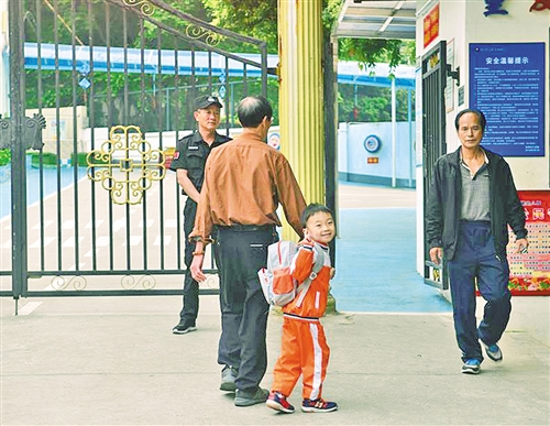 　　广西农村户籍的吴海贞希望一年后能通过东莞刚刚实施的“两个五年”入户新政落户，让正在上幼儿园中班的儿子大宝（图中）将来进入当地公办小学。