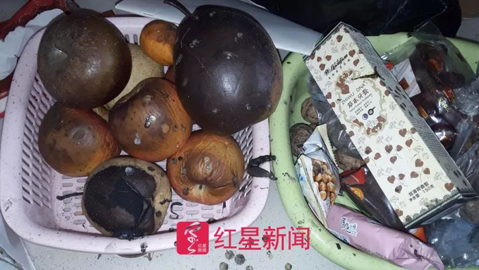 ▲死者家属拍到的火灾现场水果与塑料水果篮的照片&nbsp; 受访者供图
