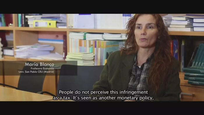 　　纪录片《欺骗：金融危机真相》（Fraude： Por qué la gran recesión&nbsp;，2012）画面，一位经济学者正在阐释货币政策。