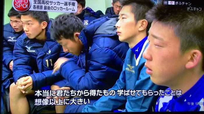 《最后的更衣室》片段，输掉比赛后的高中生们。