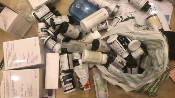  妻子去世后，屋子里都是如新保健品，总价值至少20万元。 苏伟/摄