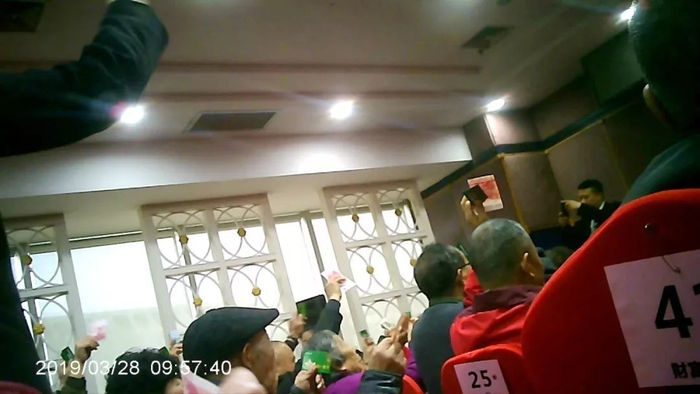 老年人掏出现金和银行卡准备购买“特效药”。警方供图