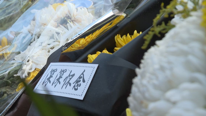 △10月20日，大连10岁女童琪琪被害。距离琪琪遇害已过去两周，仍有市民从大连各地赶到琪琪最后生活的小区，送上蜡烛、鲜花、布娃娃，寄托哀思。