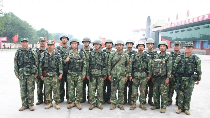 ▲ 赶赴地震灾区的空降兵”十五勇士“