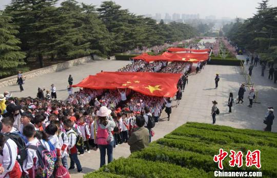 社会各界团体和个人缅怀革命先烈。　孙井贤　摄