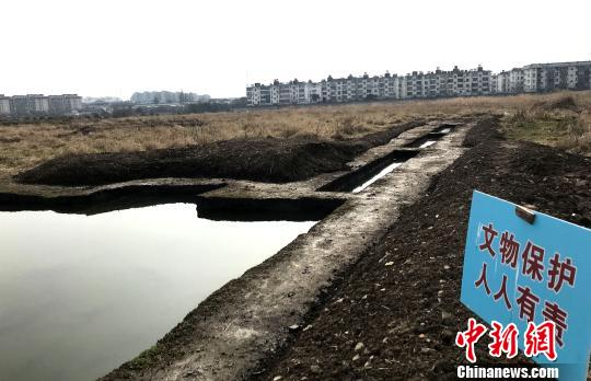 图为考古发掘现场重新立起“文物保护，人人有责”的标牌。　崔佳明 摄