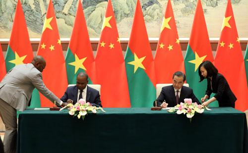 中国与布基纳法索签署公报。