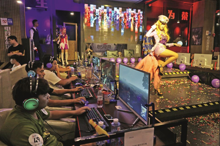 在网吧玩游戏，是许多游戏玩家共有的经历。图/视觉中国