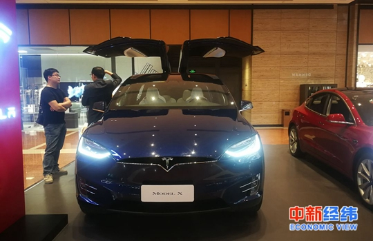 顾客在咨询汽车售价 中新经纬 张燕征 摄
