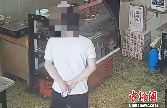 男子拿着自己的收款二维码，试图上前黏贴。派出所提供