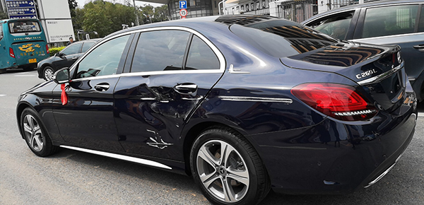 左后门变形、有擦痕 受访者供图