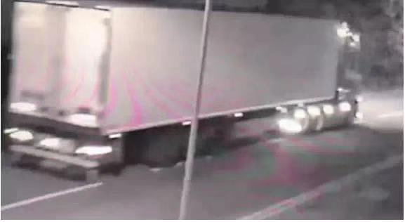  涉事货车被监控拍下的画面。图片来自网络