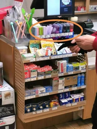 △位于学校附近的多点便利店，圆框内为电子烟 席莉莉摄