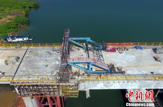 5月16日，经过连续作业，昌赣高铁泰和赣江特大桥顺利合龙，全桥贯通。　刘占昆 摄