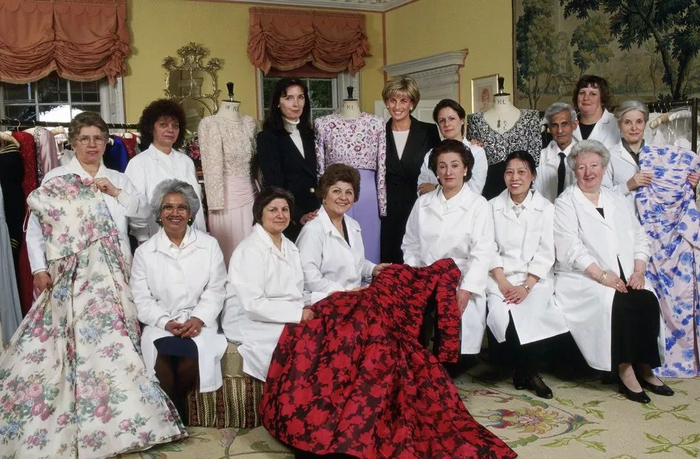 Diana invited her favourite designer， Catherine Walker， and her team to the palace
