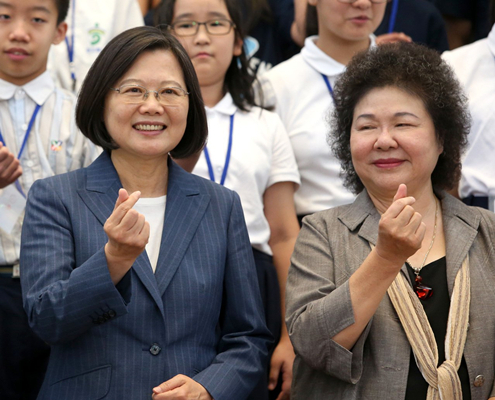 蔡英文（左）蔡英文办公室秘书长陈菊（右）（图片来源：台湾“东森新闻云”）