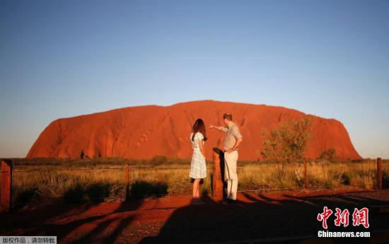  资料图：澳大利亚“乌鲁鲁”巨岩。英国威廉王子和凯特王妃也曾在这里留影。
