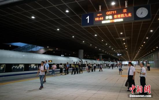 资料图：“和谐号”高铁列车在深圳北站整装待发。 中新社记者 张炜 摄